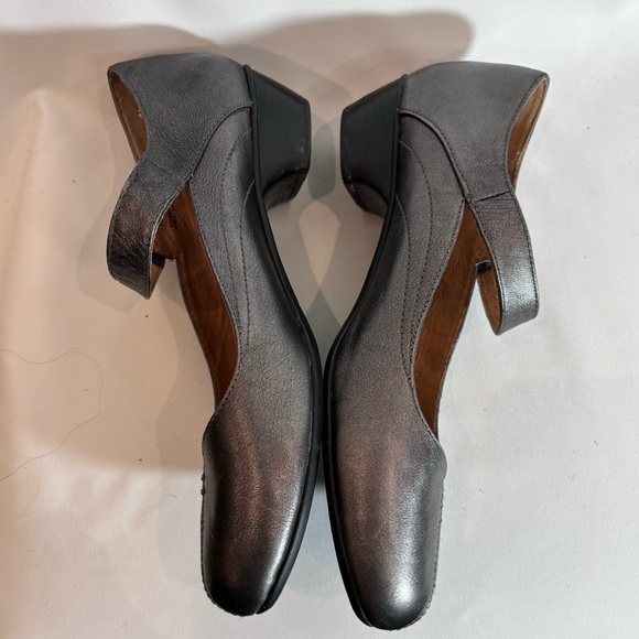 TAOS Sz 9 Samba Velcro Closure Low Heel Rounded Toe Metallic Sandals Shoes - Picture 5 of 10